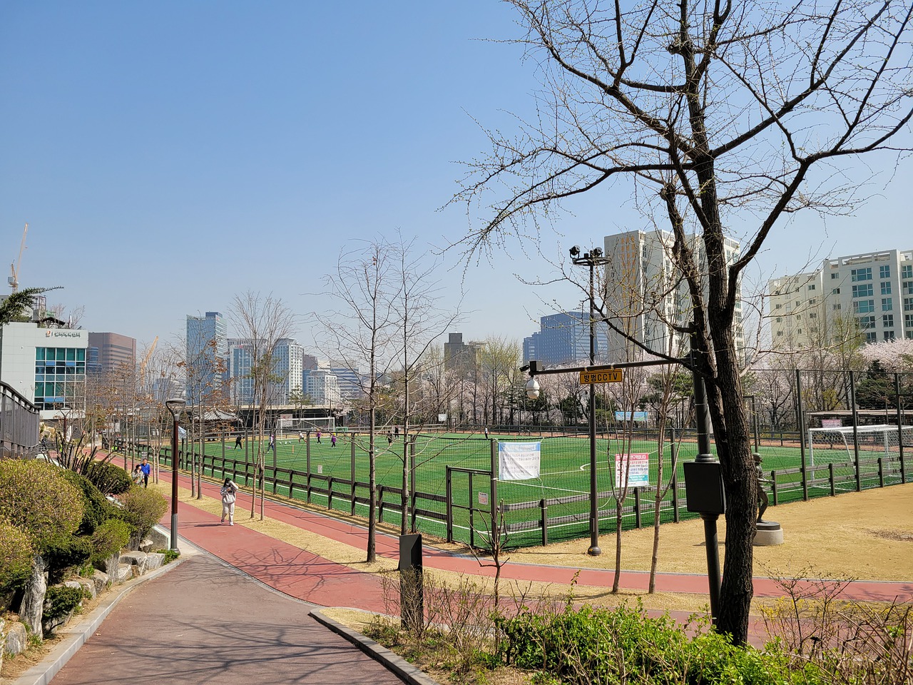 新疆82 - 106不敌青岛，赵睿缺阵，杨瀚森22 + 15 + 3，齐麟15 + 6！.