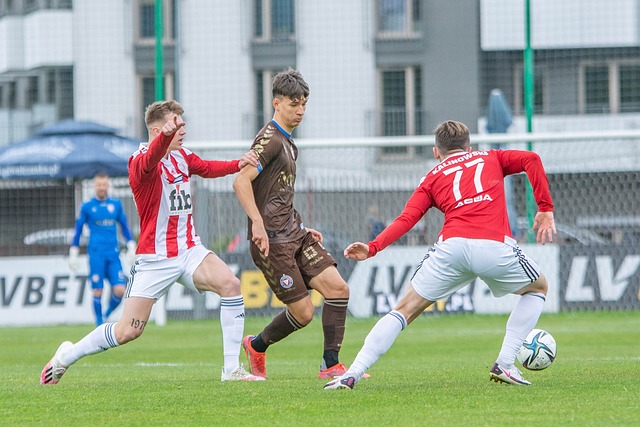 赚了！海港幸运逃过一劫：主裁哨下留人+外援无球状态肘击逃红.